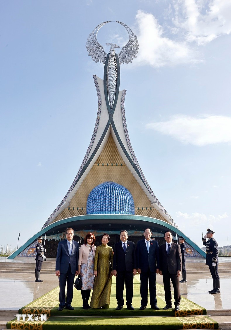 Thanh Man, su esposa, y los delegados vietnamitas en el sitio. Thanh Man, su esposa, y los delegados vietnamitas en el sitio.