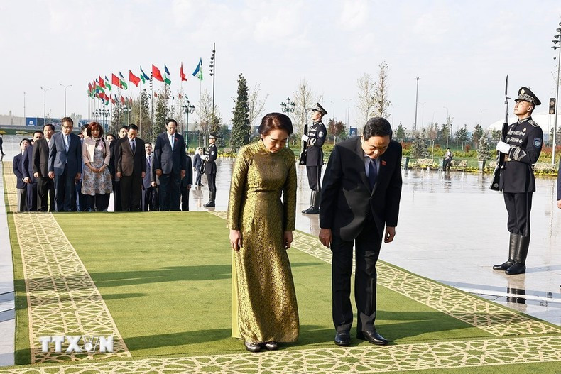 El dirigente legislativo vietnamita y su esposa en el acto. El dirigente legislativo vietnamita y su esposa en el acto.
