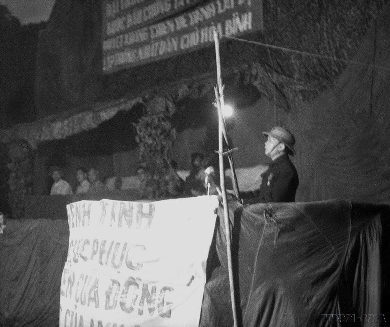 El general Vo Nguyen Giap pronuncia discurso en la ceremonia de celebración de la victoria en el frente de Dien Bien Phu.