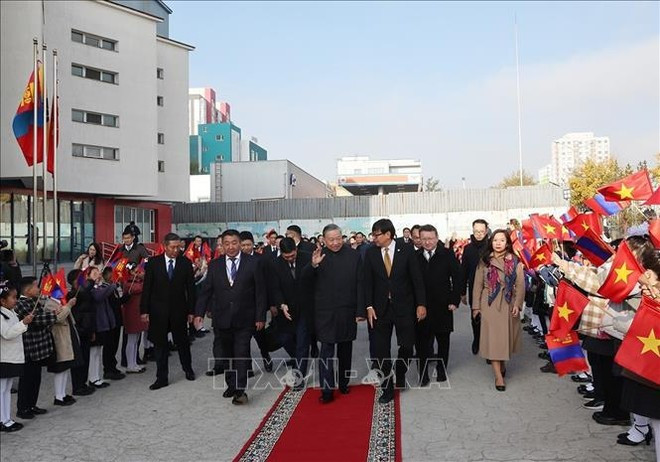 El secretario general del Partido Comunista y presidente de Vietnam, To Lam visita la escuela internivel número 14 que lleva el nombre del Presidente Ho Chi Minh (Foto: VNA)