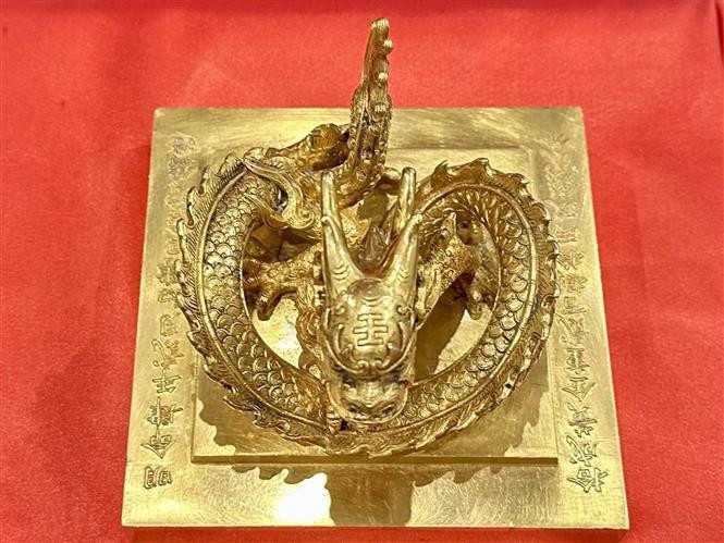 El sello imperial dorado de la dinastía Nguyen “Hoang de chi bao” (Tesoro del Emperador). El sello imperial dorado de la dinastía Nguyen “Hoang de chi bao” (Tesoro del Emperador).