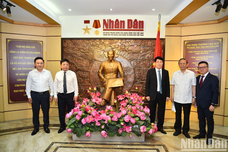 Luong Cuong visita la sala memorial del periódico Nhan Dan. Luong Cuong visita la sala memorial del periódico Nhan Dan.