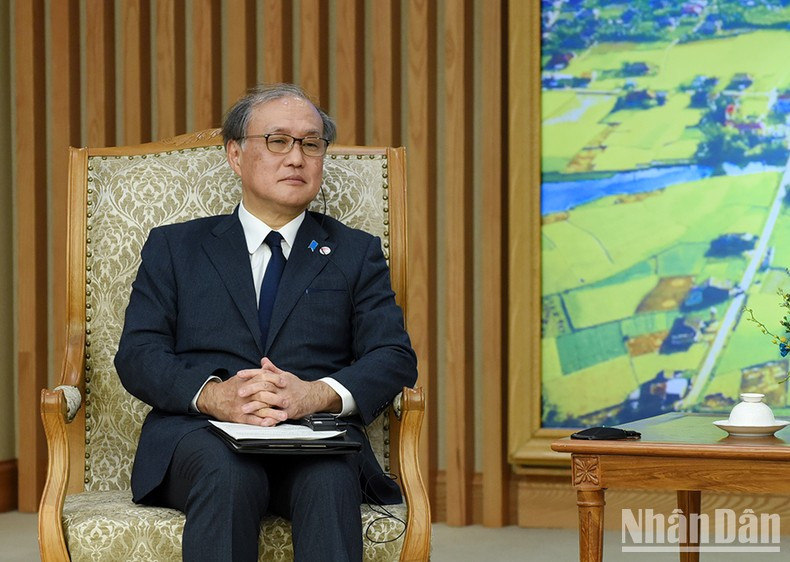 Takeo destacó que Japón ha aprendido mucho de la política exterior y la integración de Vietnam y expresó la convicción de que la posición y el prestigio de Hanói seguirán mejorando y que la nación indochina desempeñará un papel más importante en la cadena de suministro global.