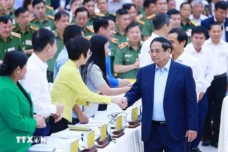 Minh Chinh con los delegados en la cita. Minh Chinh con los delegados en la cita.