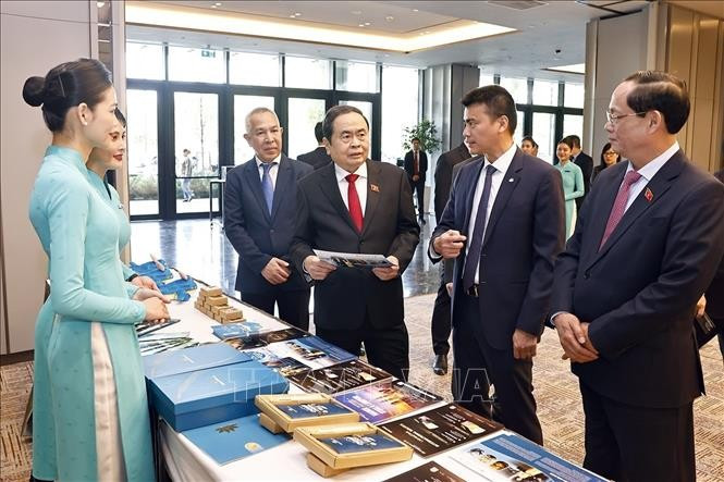 Thanh Man visita el stand de Vietnam Airlines.