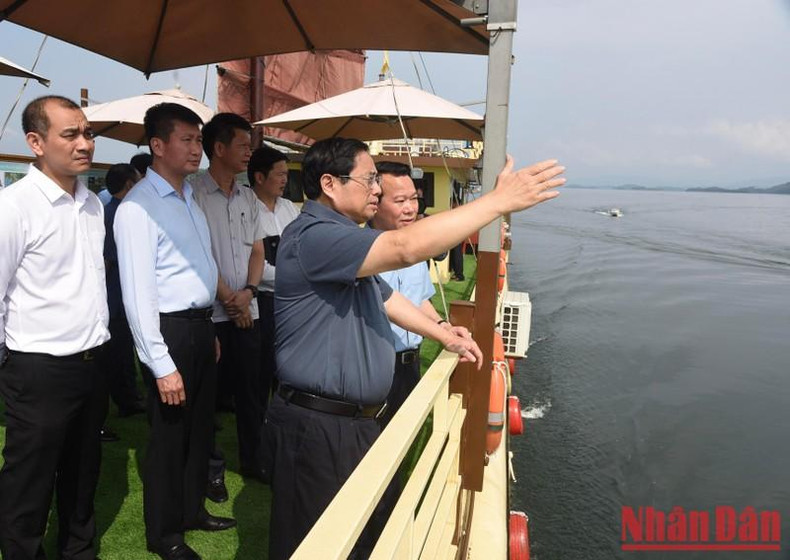 El jefe de Gobierno en el sitio turístico nacional del lago Thac Ba.