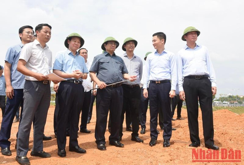 Minh Chinh inspecciona el proyecto del puente Gioi Phien.