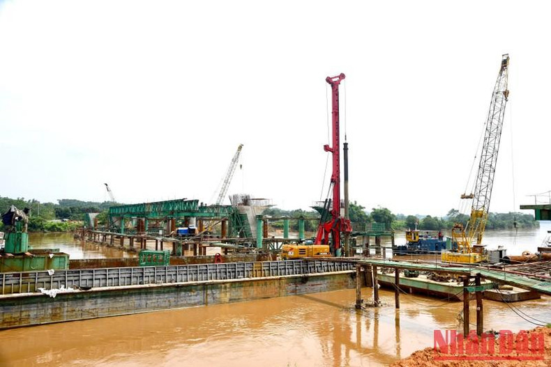 El proyecto del puente Gioi Phien, en la ciudad de Yen Bai, está en construcción.