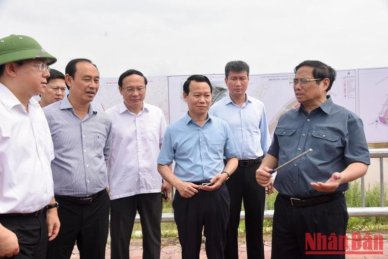 Minh Chinh revisa el terraplén de la sección del río Rojo