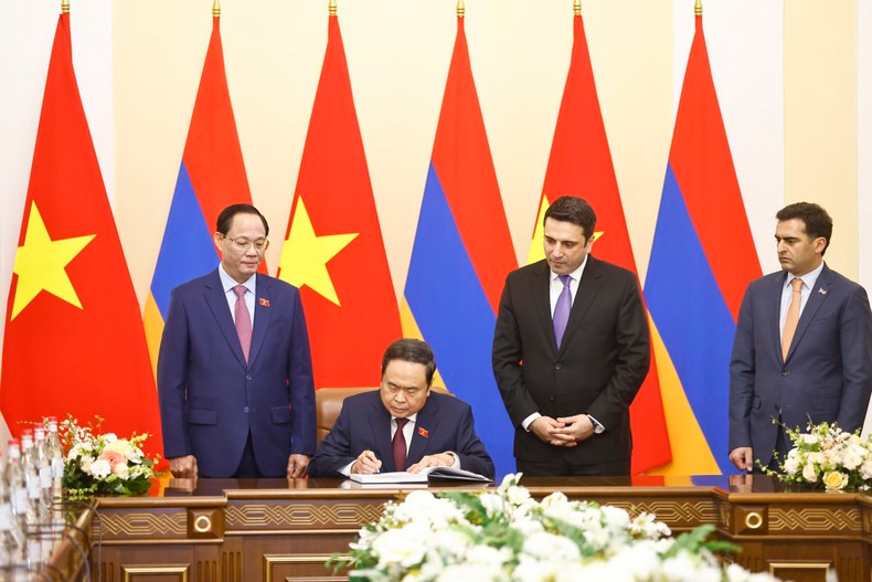 Thanh Man escribe en el libro de visitas del Parlamento armenio. Thanh Man escribe en el libro de visitas del Parlamento armenio.