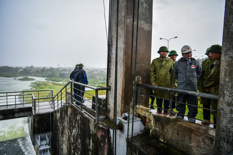 Antes de que el tifón Yagi tocara tierra en Quang Ninh, la capacidad de almacenamiento de agua del lago de riego Yen Lap era del 87 por ciento. Antes de que el tifón Yagi tocara tierra en Quang Ninh, la capacidad de almacenamiento de agua del lago de riego Yen Lap era del 87 por ciento.