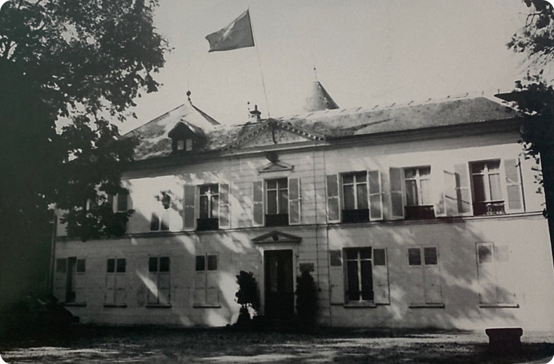 La sede de la delegación de la República Democrática de Vietnam en Choisy-le-Roi en París. La sede de la delegación de la República Democrática de Vietnam en Choisy-le-Roi en París.