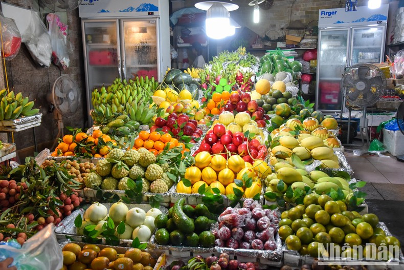 Las frutas que más se venden hoy en el mercado son ciruelas, lichi y chirimoya, entre otras. Las frutas que más se venden hoy en el mercado son ciruelas, lichi y chirimoya, entre otras.