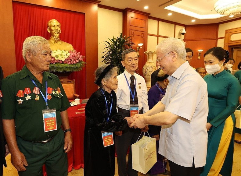 El secretario general Nguyen Phu Trong saluda a los delegados con servicios meritorios con motivo del 75 aniversario del Día Nacional de Inválidos de Guerra y Mártires, en Hanói, el 23 de julio de 2022.