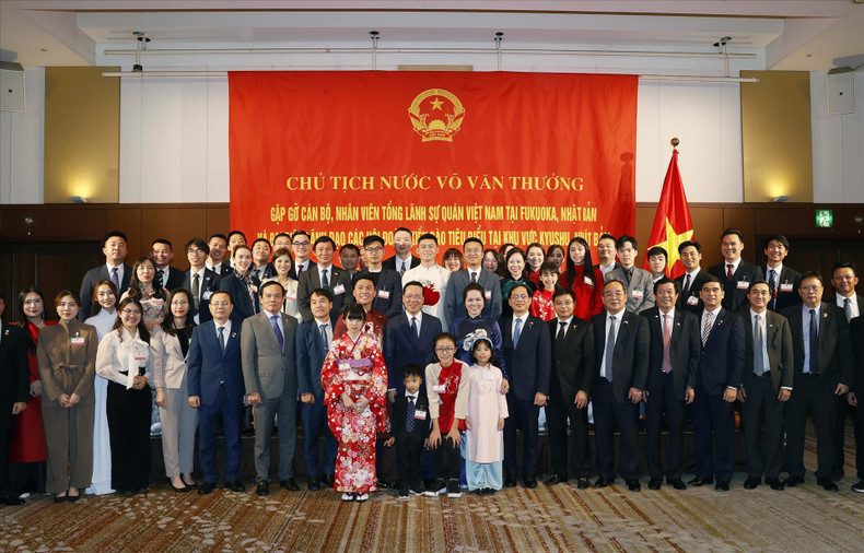El presidente Vo Van Thuong y la comunidad vietnamita en la región de Fukuoka.