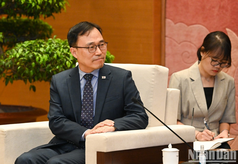 El embajador surcoreano interviene. El embajador surcoreano interviene.