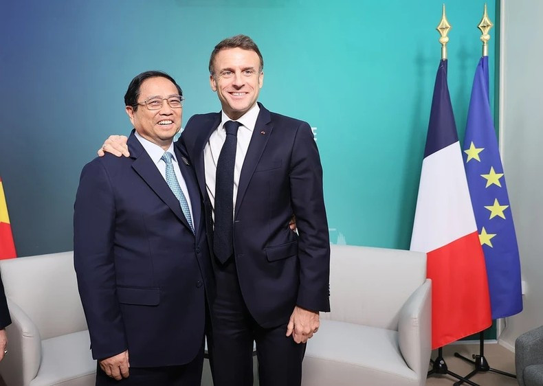 Minh Chinh y el presidente francés, Emmanuel Macron. Minh Chinh y el presidente francés, Emmanuel Macron.