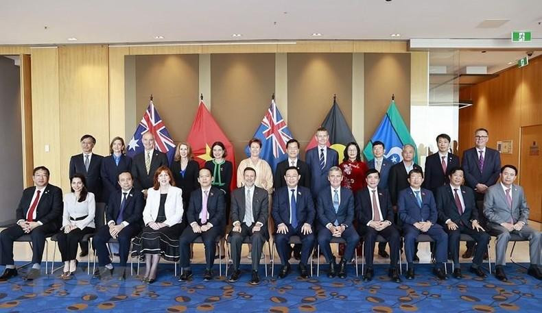El dirigente vietnamita y los delegados. El dirigente vietnamita y los delegados.