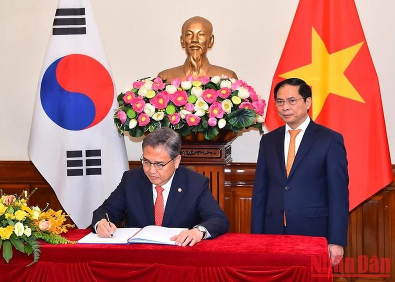 Park Jin escribe en el libro de visitas de la Cancillería de Vietnam. Park Jin escribe en el libro de visitas de la Cancillería de Vietnam.