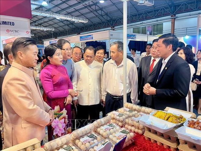 Delegados visitan los stands en la exposición (Foto. VNA)