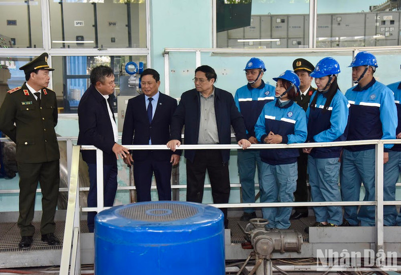Minh Chinh inspecciona el aseguramiento del agua doméstica de la planta de agua de Yen Phu.