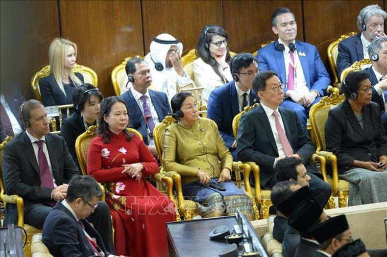 La vicepresidenta de Vietnam Vo Thi Anh Xuan asiste al acto.