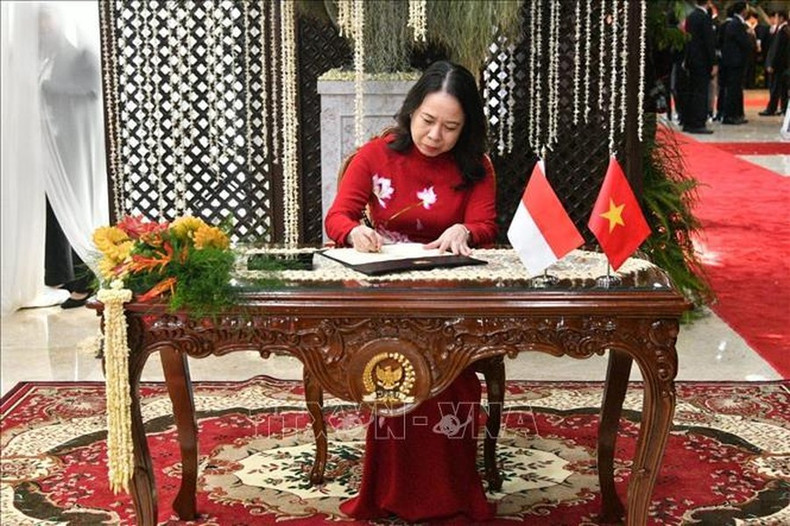 La vicepresidenta de Vietnam Vo Thi Anh Xuan escribe en el libro de visitas en la ceremonia de toma de posesión del presidente de Indonesia.