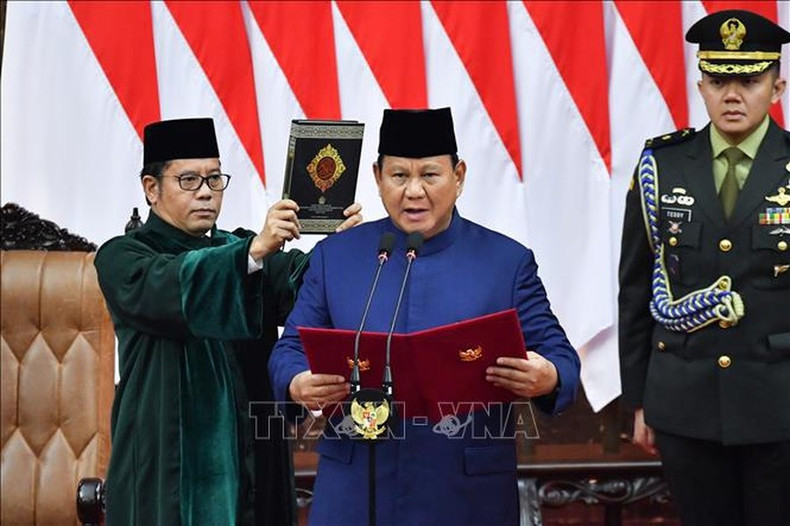 Prabowo Subianto presta juramento ante el Parlamento como presidente de Indonesia.