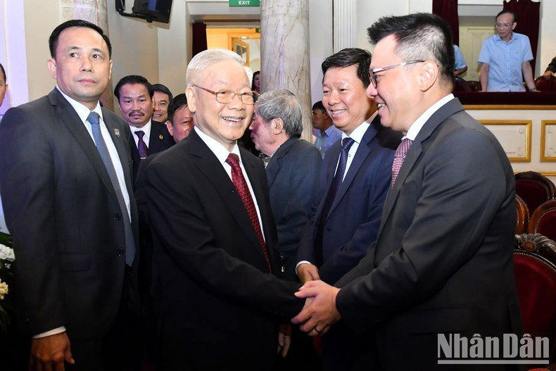 Phu Trong y otros delegados participantes en el evento.