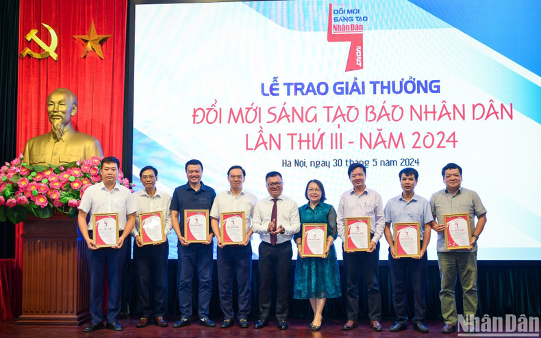 Quoc Minh otorga un premio especial a las unidades que coordinaron la ejecución del proyecto &quot;Campaña de divulgación sobre el 70 aniversario de la Victoria de Dien Bien Phu y la exposición de pintura panorámica del ese evento histórico&quot;