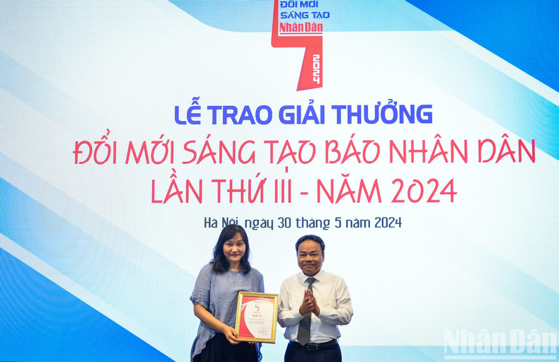 Nhu Hoan entrega el premio A a la Redacción Nhan Dan Fin de Semana.