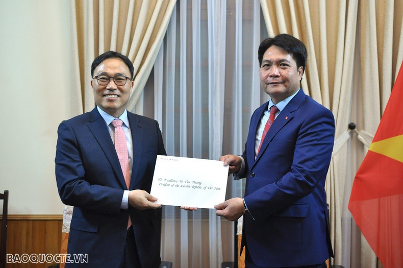 El jefe del Departamento de Protocolo del Ministerio de Relaciones Exteriores de Vietnam, Nguyen Viet Dung, y el nuevo embajador surconeano, Choi Young Sam.