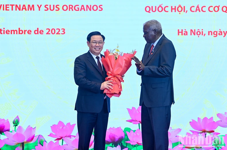 Esteban Lazo felicita a Dinh Hue. Esteban Lazo felicita a Dinh Hue.