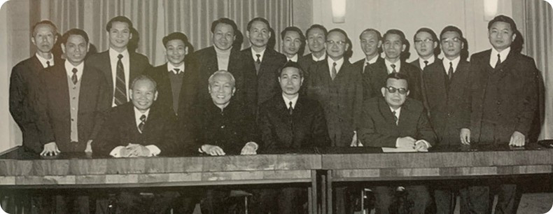 El asesor especial Le Duc Tho y miembros de la delegación de la República Democrática de Vietnam en la ceremonia.