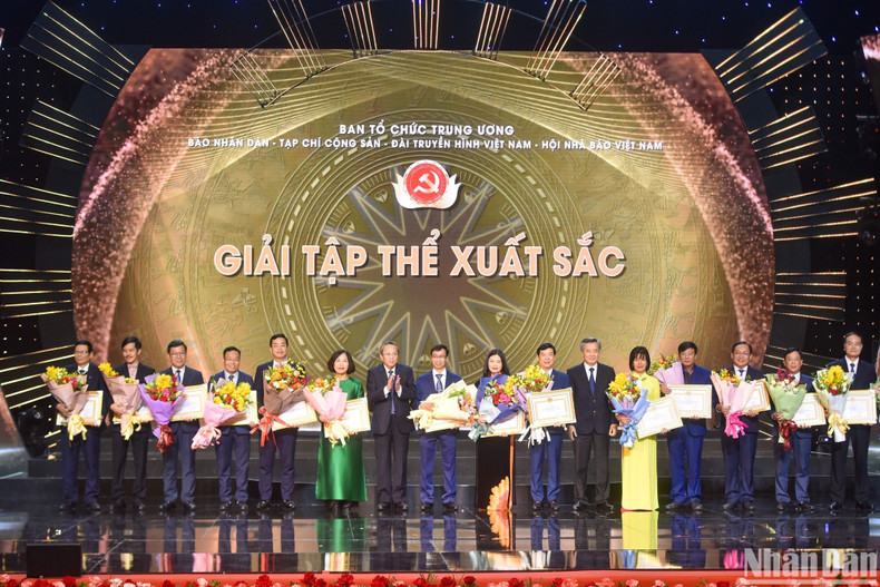 Entregan certificados de mérito a 15 colectivos destacados y ejemplares Entregan certificados de mérito a 15 colectivos destacados y ejemplares