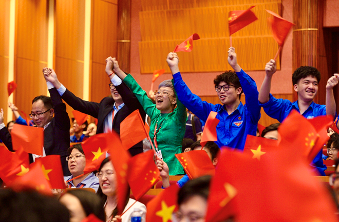 Jóvenes vietnamitas y chinos muestran solidaridad en la ceremonia de clausura. (Foto: qdnd.vn)