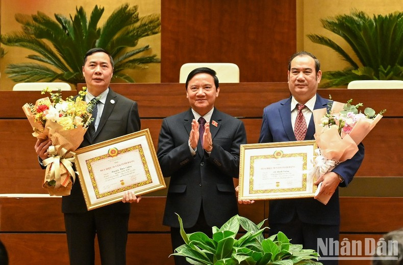 El vicetitular legislativo Nguyen Duc Hai entrega la insignia por 30 años de membresía del PCV a los miembros de la Oficina parlamentaria. El vicetitular legislativo Nguyen Duc Hai entrega la insignia por 30 años de membresía del PCV a los miembros de la Oficina parlamentaria.