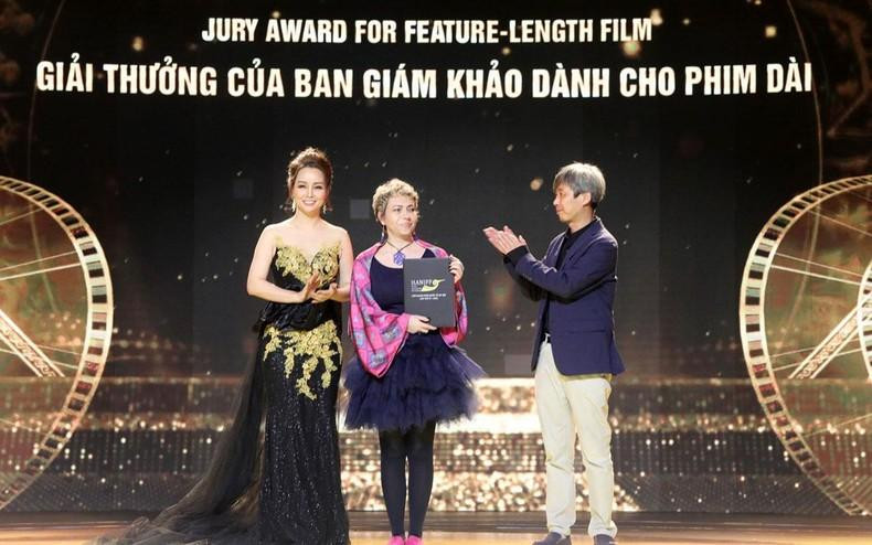 El Premio en largometraje fue para &quot;La mujer en el tejado&quot; (Woman on the Roof), una producción polaco-sueca.