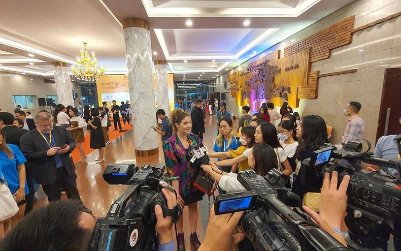 El equipo de rodaje de &quot;Paloma&quot; ofrece entrevistas a la prensa.