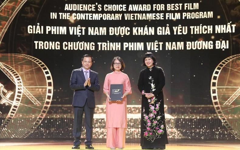 El representante del equipo de filmación de “Bo Gia” (Dad, I&apos;m sorry) recibió el premio del público.