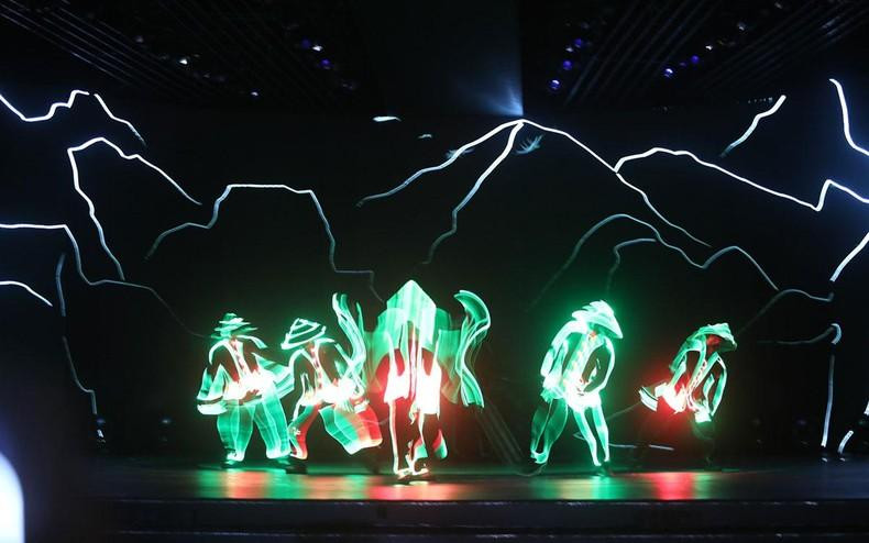 Otra actuación artística en la ceremonia de clausura.