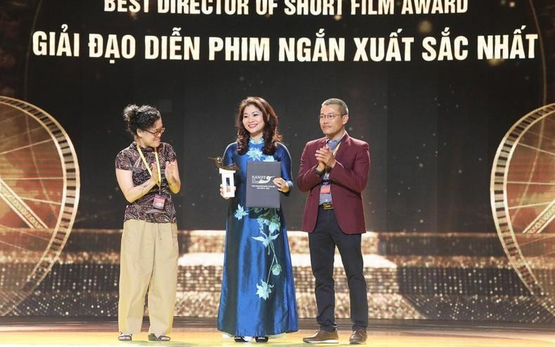 La jefa del Departamento de Cooperación Internacional del Ministerio de Cultura, Deportes y Turismo, Nguyen Phuong Hoa, recibe el premio al Mejor Director de Cortometraje en representación del nepalí Surya Shahi por la película &quot;Wheels on the bus&quot; (Ruedas en el bus).