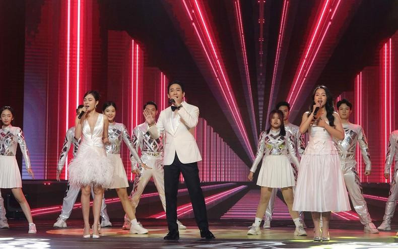 Espectáculo artístico en el programa.