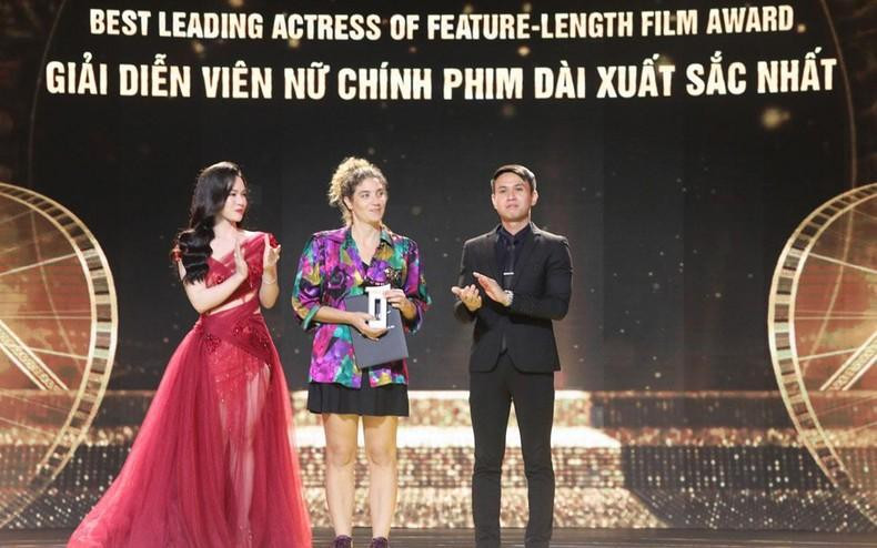 El premio de Mejor Actriz fue conferido a Kika Sina y en su nombre lo recibió la representante del equipo de filmación de &quot;Paloma&quot;.