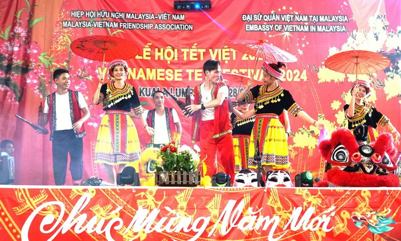 Una de las actuaciones artísticas en el Festival del Tet Viet 2024 (Foto: VNA)