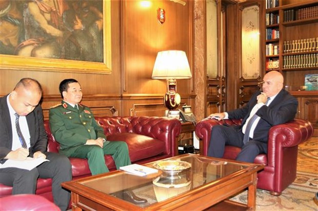 Hoang Xuan Chien sostuvo conversación con el secretario de Estado para la Defensa de Italia, Guido Crosetto. Hoang Xuan Chien sostuvo conversación con el secretario de Estado para la Defensa de Italia, Guido Crosetto.