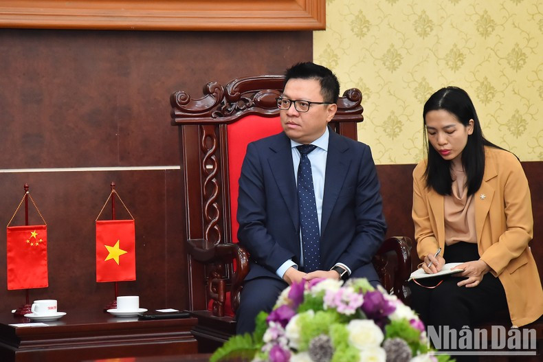 Quoc Minh habla en la cita.