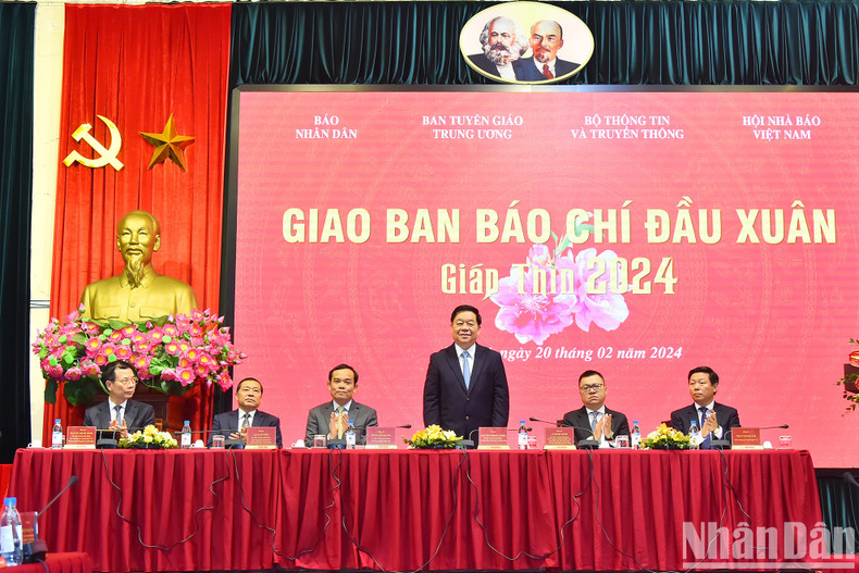 Nguyen Trong Nghia, el viceprimer ministro Tran Luu Quang y titulares de la Comisión de Comunicación y Educación del Comité Central del PCV, del Ministerio de Información y Comunicación, del periódico Nhan Dan y de la Asociación de Periodistas de Vietnam presiden la reunión.