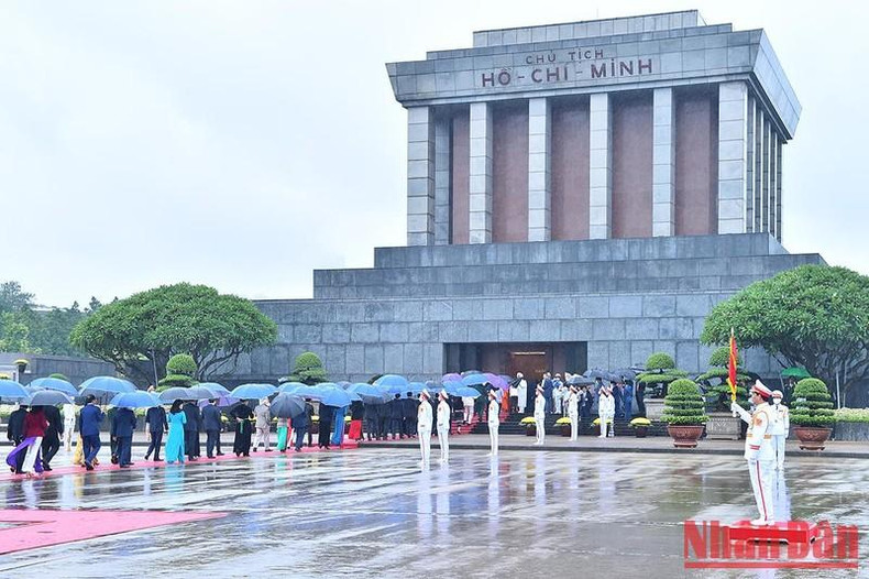 Los delegados entran al Mausoleo del Presidente Ho Chi Minh Los delegados entran al Mausoleo del Presidente Ho Chi Minh