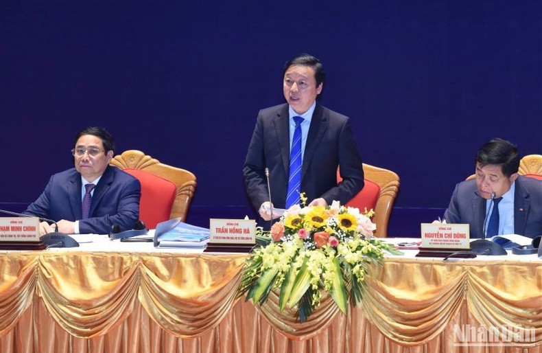 El viceprimer ministro Tran Hong Ha pronuncia un discurso. El viceprimer ministro Tran Hong Ha pronuncia un discurso.